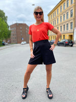 Last inn bildet i Galleri-visningsprogrammet, Sort shorts med høyt liv fra Dianas Vintage. Bred linning med brede beltehemper.
