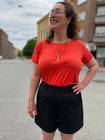 Last inn bildet i Galleri-visningsprogrammet, Sort shorts med høyt liv fra Dianas Vintage. Bred linning med brede beltehemper.
