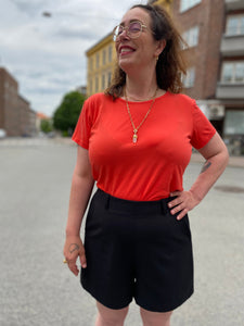 Sort shorts med høyt liv fra Dianas Vintage. Bred linning med brede beltehemper.