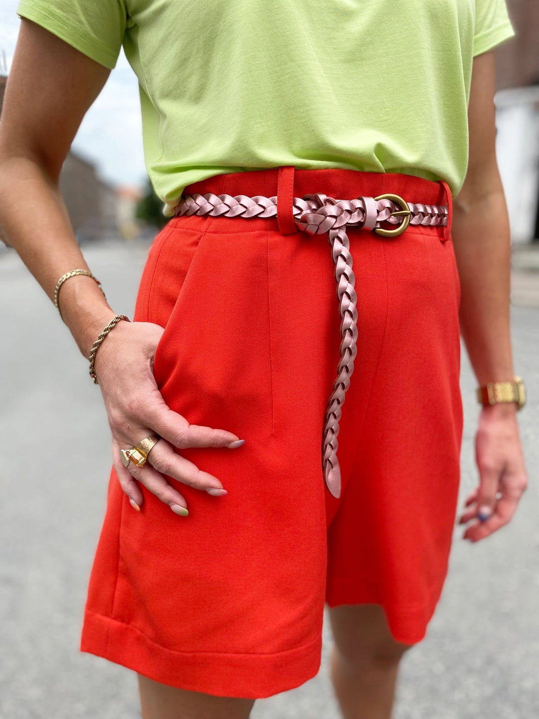 Orange/Rød shorts med høyt liv fra Dianas Vintage. Bred linning med brede beltehemper