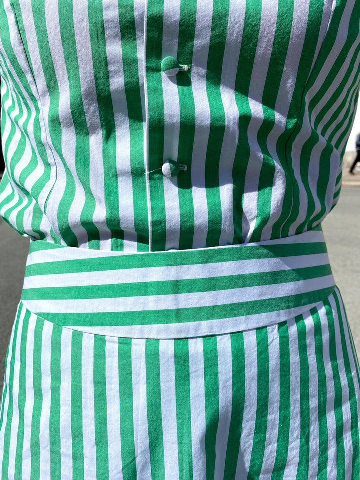 Langt skjørt med grønne og hvite striper fra Dianas Vintage. Bred linning med matchende striper