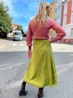 Last inn bildet i Galleri-visningsprogrammet, Mosegrønt skjørt med høyt liv fra Dianas Vintage. Bred linning og midi lengde
