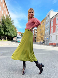 Mosegrønt skjørt med høyt liv fra Dianas Vintage. Bred linning og midi lengde