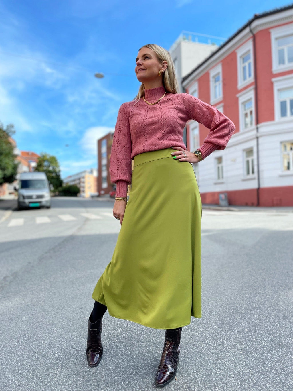 Mosegrønt skjørt med høyt liv fra Dianas Vintage. Bred linning og midi lengde
