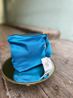Last inn bildet i Galleri-visningsprogrammet, Sminkepung laget av restestoff fra vårt rettferdige merke Dianas Vintage! Ekstra stas er det at den er sydd av gjengen på Spir Søm - en varig tilrettelagt arbeidsplass ❤
