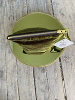Last inn bildet i Galleri-visningsprogrammet, Dianas Vintage Sminkepung Sminkepung av restestoff - grønn fløyel

