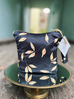 Last inn bildet i Galleri-visningsprogrammet, Dianas Vintage Sminkepung Sminkepung av restestoff - Leaves

