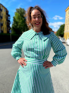 Stripete grønn og hvit skjorte/bluse med stor krage fra Dianas Vintage. Knapper hele veien ned og lange ballongermer med mansjetter.