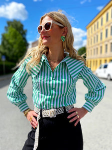 Stripete grønn og hvit skjorte/bluse med stor krage fra Dianas Vintage. Knapper hele veien ned og lange ballongermer med mansjetter.