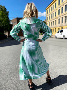 Stripete grønn og hvit skjorte/bluse med stor krage fra Dianas Vintage. Knapper hele veien ned og lange ballongermer med mansjetter.