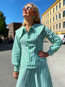 Stripete grønn og hvit skjorte/bluse med stor krage fra Dianas Vintage. Knapper hele veien ned og lange ballongermer med mansjetter.