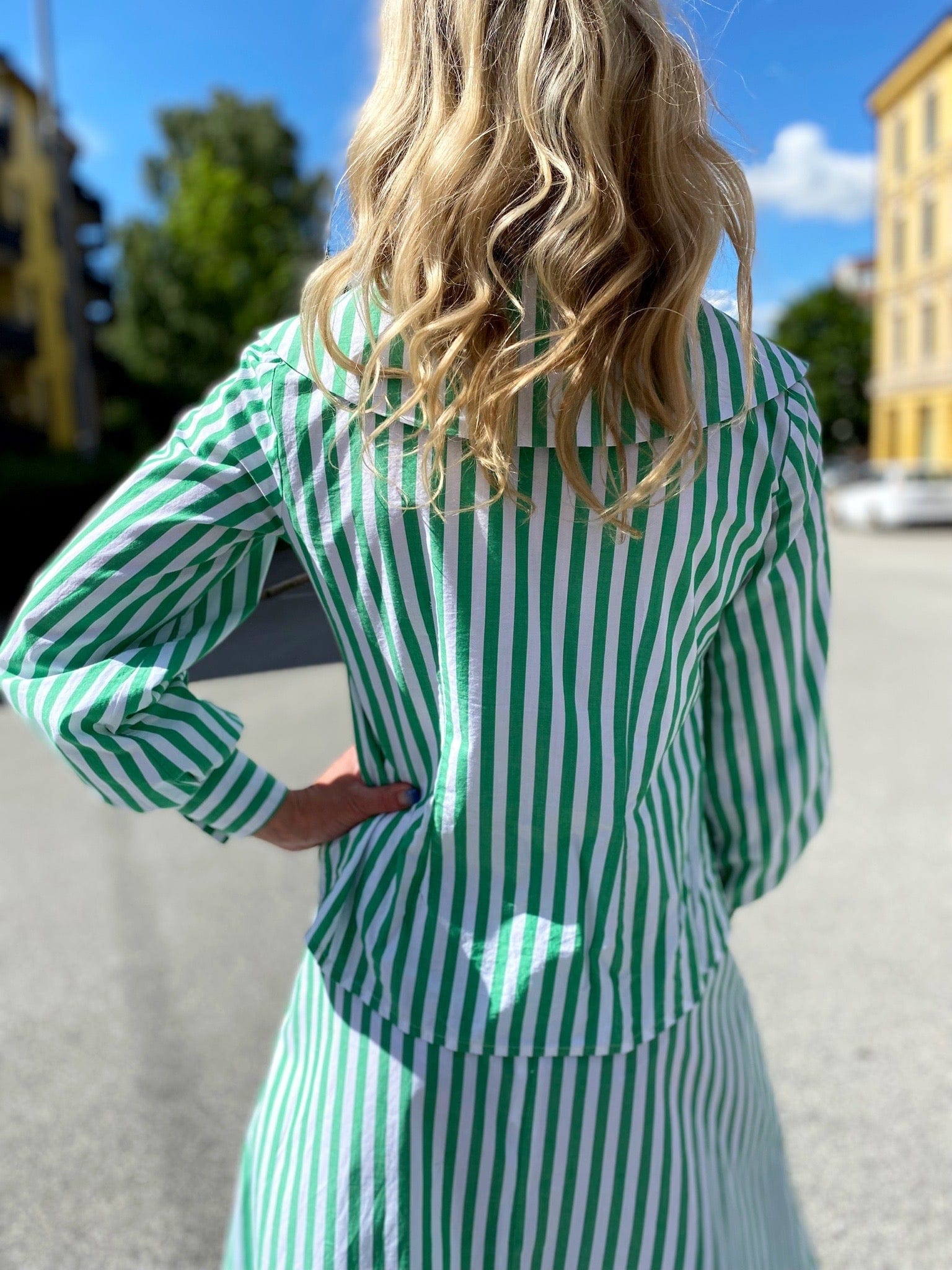 Stripete grønn og hvit skjorte/bluse med stor krage fra Dianas Vintage. Knapper hele veien ned og lange ballongermer med mansjetter.