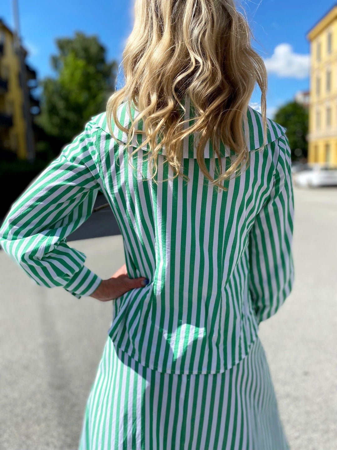 Stripete grønn og hvit skjorte/bluse med stor krage fra Dianas Vintage. Knapper hele veien ned og lange ballongermer med mansjetter.