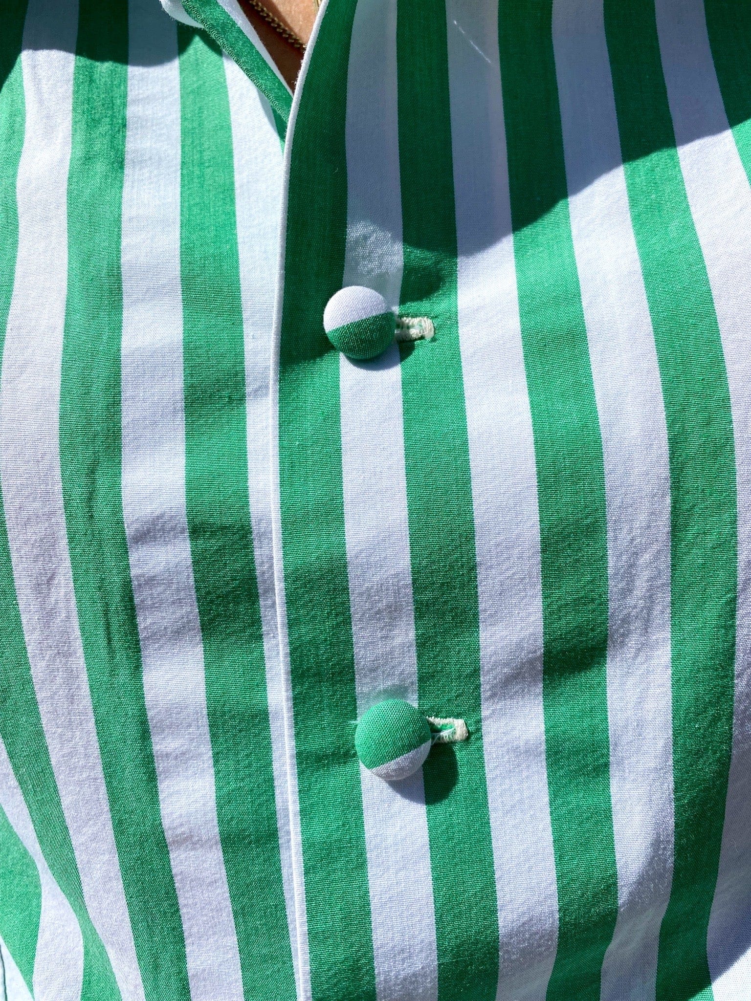 Stripete grønn og hvit skjorte/bluse med stor krage fra Dianas Vintage. Knapper hele veien ned og lange ballongermer med mansjetter.