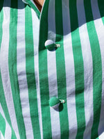 Last inn bildet i Galleri-visningsprogrammet, Stripete grønn og hvit skjorte/bluse med stor krage fra Dianas Vintage. Knapper hele veien ned og lange ballongermer med mansjetter.
