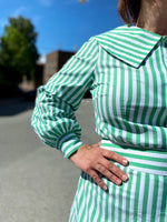 Last inn bildet i Galleri-visningsprogrammet, Stripete grønn og hvit skjorte/bluse med stor krage fra Dianas Vintage. Knapper hele veien ned og lange ballongermer med mansjetter.
