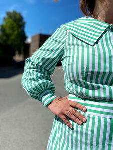 Stripete grønn og hvit skjorte/bluse med stor krage fra Dianas Vintage. Knapper hele veien ned og lange ballongermer med mansjetter.