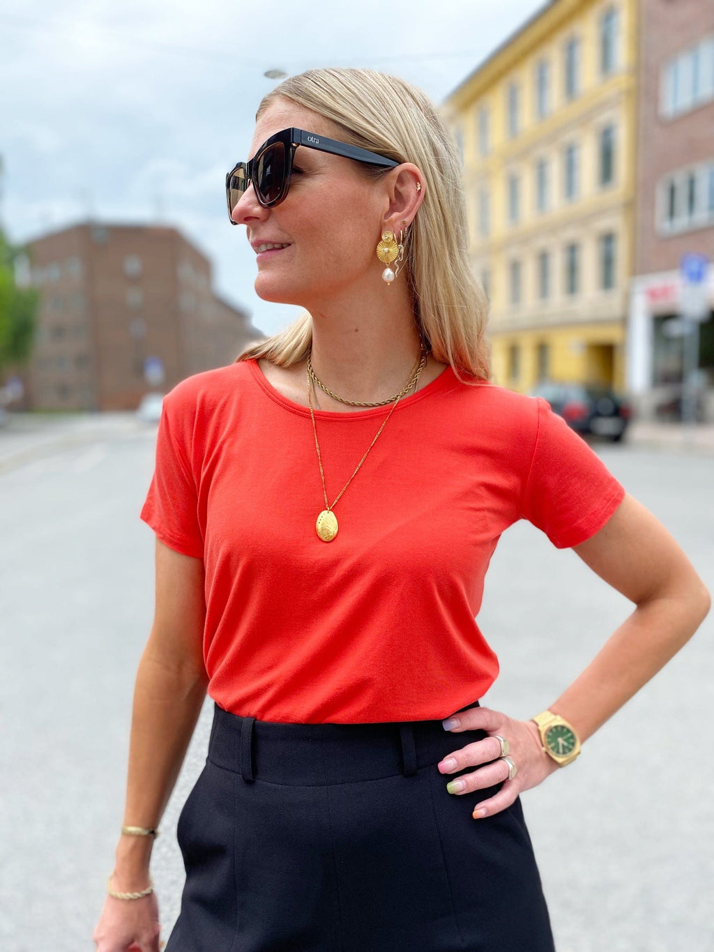 Rød/Orange t-skjorte fra Dianas Vintage. Rund hals, korte ermer og kort lengde.