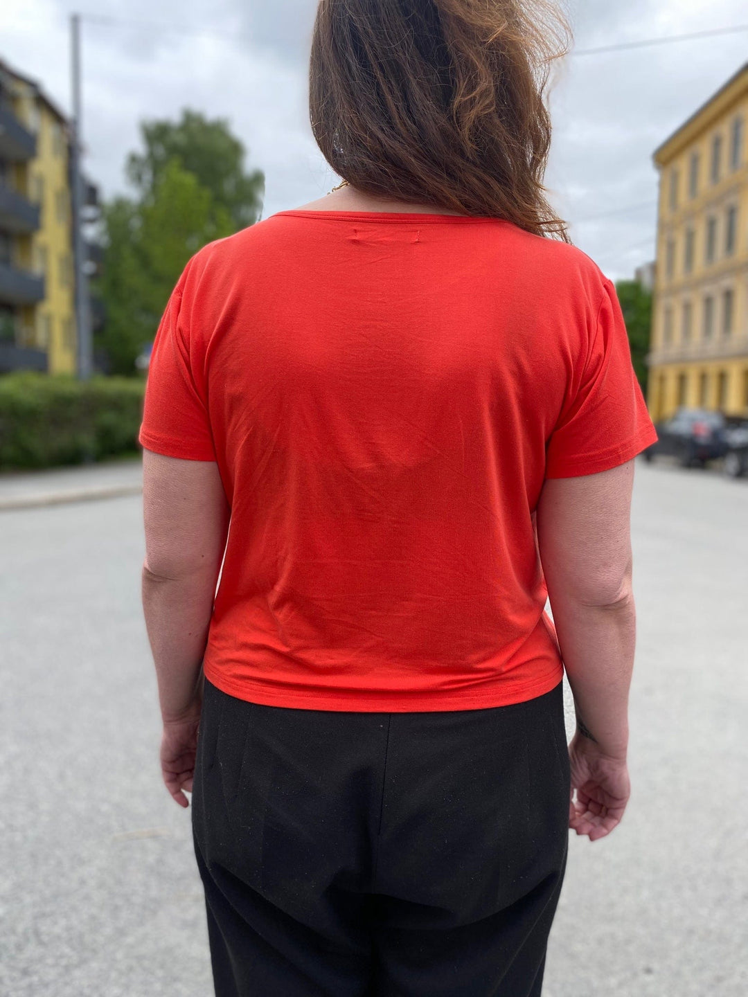 Rød/Orange t-skjorte fra Dianas Vintage. Rund hals, korte ermer og kort lengde.