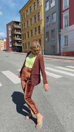 Last inn og spill av video i Gallerivisningen, Daisy long blazer - ballroom
