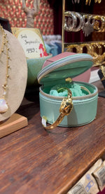 Last inn og spill av video i Gallerivisningen, Caroline Svedbom Mini Organizer pink smykkeskrin rosa reiseskrin armbånd smykker ringer glidelås Caroline Svedbom

