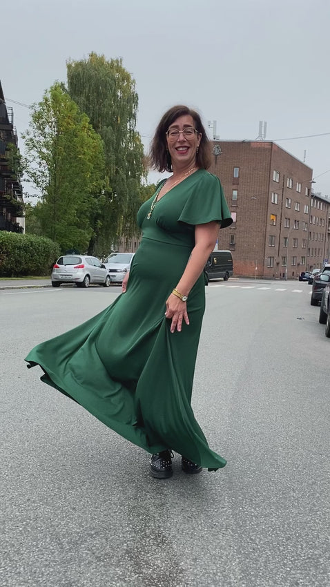 Lang grønn kjole fra Dianas Vintage. V-hals, klokkeermer og midjebelte.