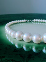 Last inn bildet i Galleri-visningsprogrammet, Frøken Dianas salonger halskjeder Perlekjede- trillende perler
