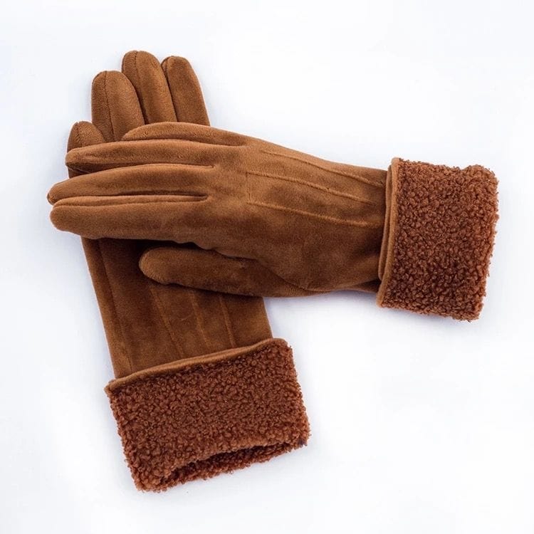Holde hendene varme i kulda, med disse vakre hanskene i semsket lys brun ❤️. Disse hanskene  har touch-funksjon på pekefingeren, så her kan du så her kan du scrolle i vei med hanskene på! 🙏🏽🎉  