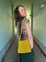 Last inn bildet i Galleri-visningsprogrammet, Frøken Dianas salonger vesker Perleveske crossover - gul
