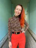Last inn bildet i Galleri-visningsprogrammet, King Louie topper Betsy rollneck topp - Rocky brown
