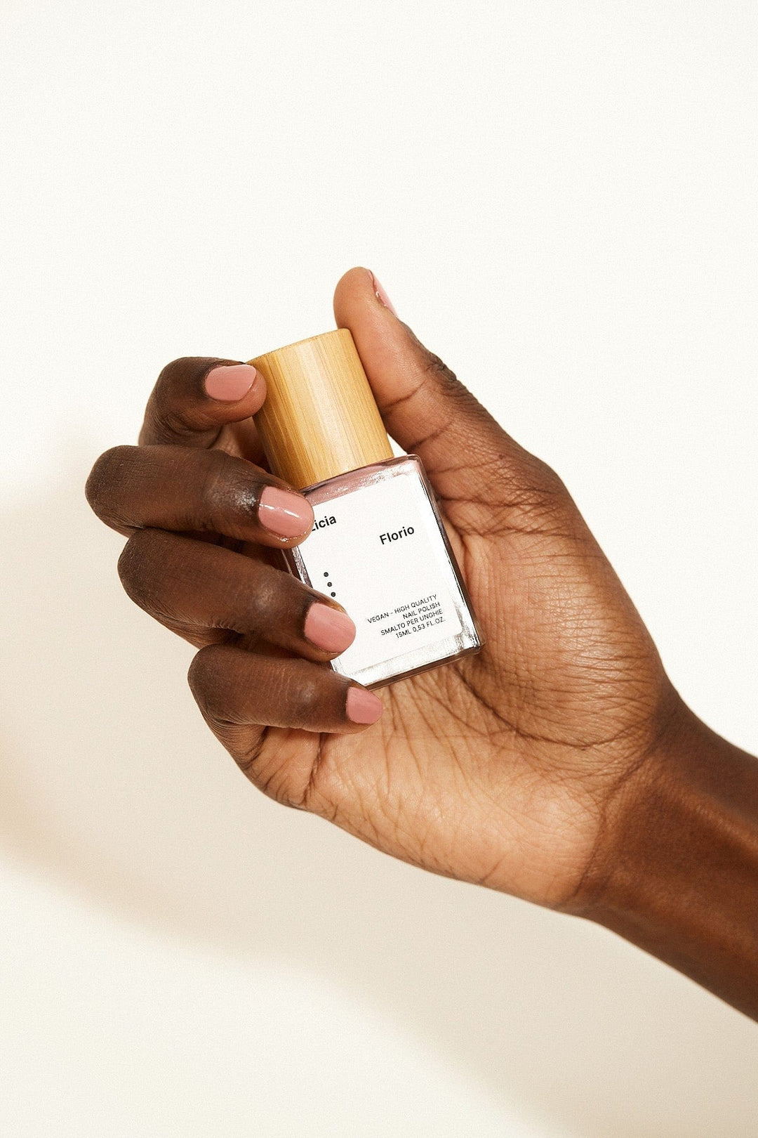 Rosa Vegansk og giftfri neglelakk fra det italienske merket Licia Florio  - Clay