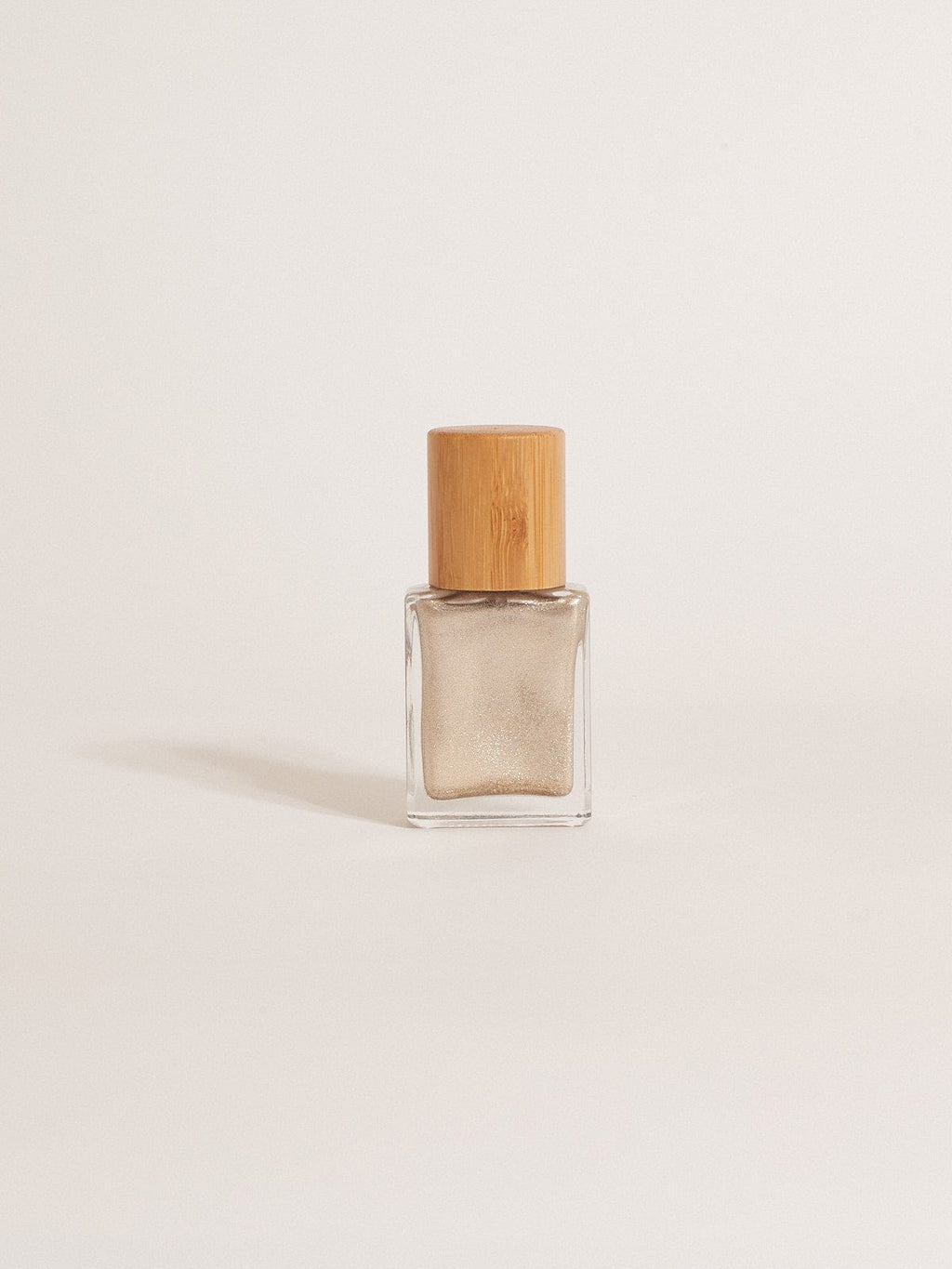 Beige Champagnefarget, Vegansk og giftfri neglelakk fra det italienske merket Licia Florio - Mother of Pearl