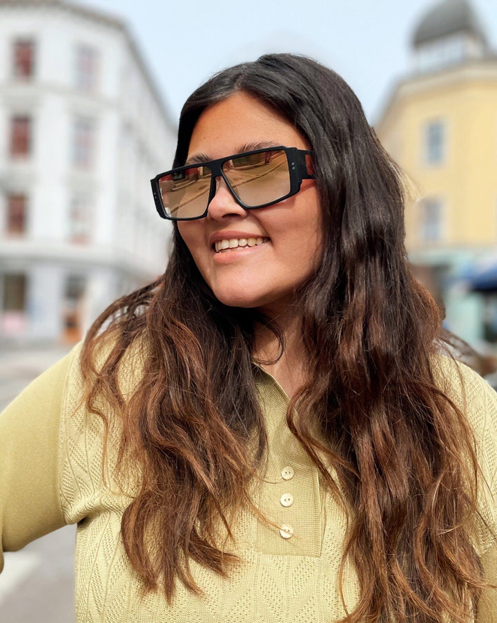 Otra Eyewear solbriller Flik - black/gold