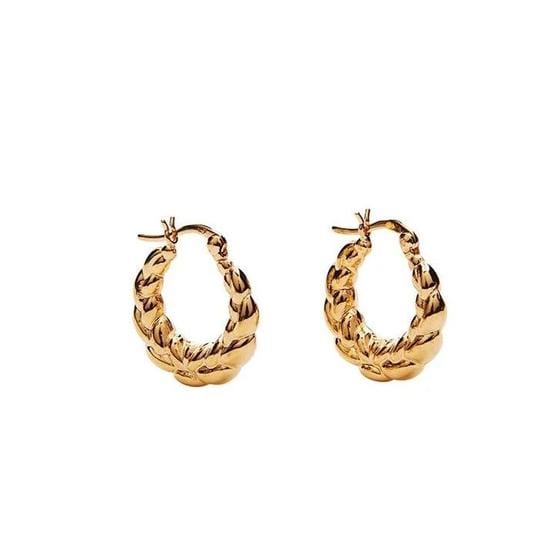 Everly hoops fra merket Pico øreringer i gullbelagt messing metallet er vridd rundt for en lekker effekt. Foto