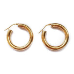 Last inn bildet i Galleri-visningsprogrammet, Sleek meduim hoops er tykke øreringer i gullforgylt sølv fra det danske merket Pico.
