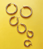 Last inn bildet i Galleri-visningsprogrammet, Sleek meduim hoops er tykke øreringer i gullforgylt sølv fra det danske merket Pico.
