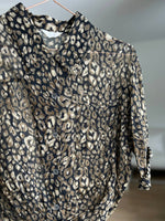 Last inn bildet i Galleri-visningsprogrammet, Vintage Vintage bluser XS Vintagebluse - Leopardnatt, str XS
